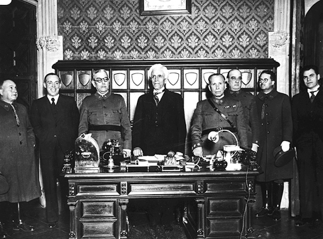 Manuel Portela Valladares, entre el general Batet y el coronel Francisco Jiménez Arenas, en la toma de posesión como gobernador general de Cataluña.